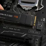 NVMe M.2 SSD wird in M.2 Slot auf einem Mainboard eingesteckt – Nahaufnahme mit sichtbarer PCIe Beschriftung
